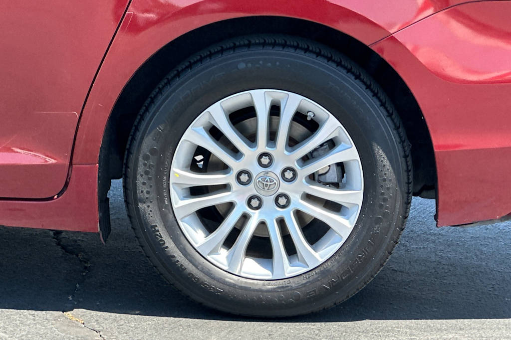 Thumbnail: 2015 Toyota Sienna - 8