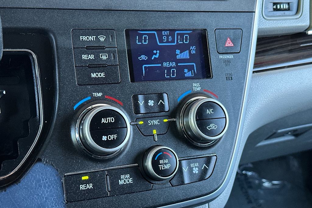 Thumbnail: 2015 Toyota Sienna - 29