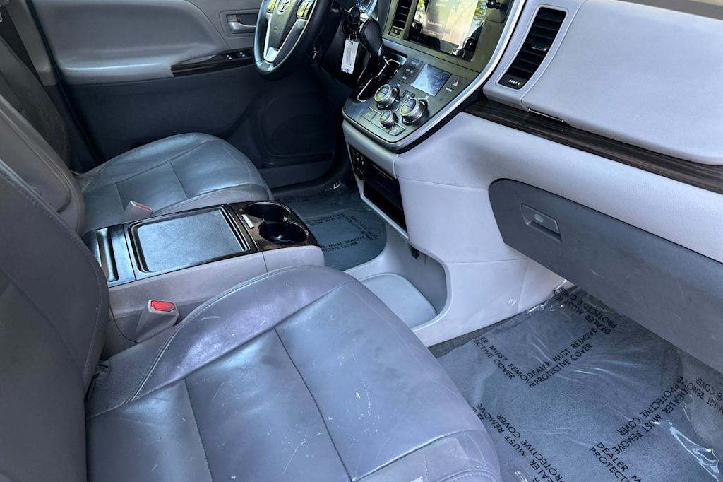 Thumbnail: 2015 Toyota Sienna - 10