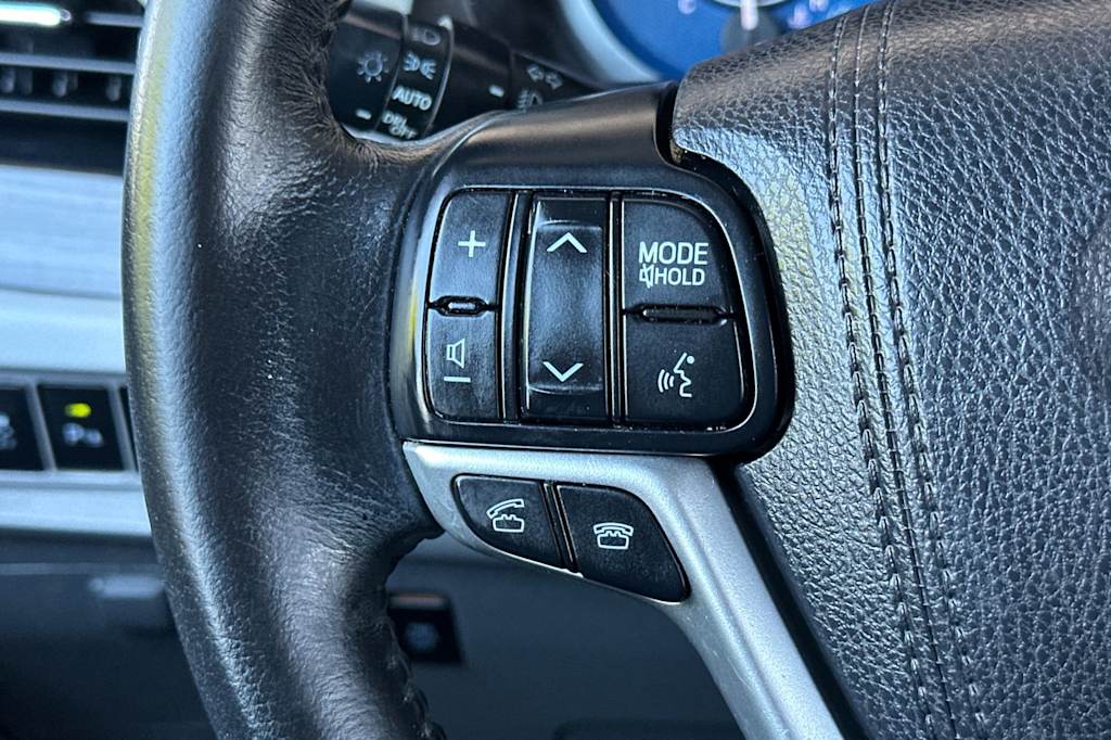 Thumbnail: 2015 Toyota Sienna - 32