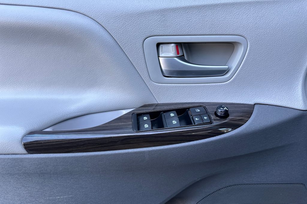 Thumbnail: 2015 Toyota Sienna - 21
