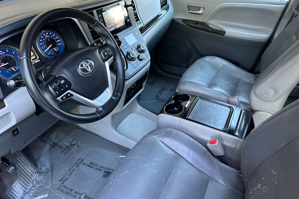 Thumbnail: 2015 Toyota Sienna - 9
