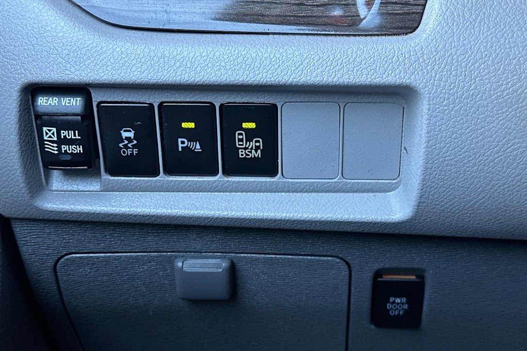 Thumbnail: 2015 Toyota Sienna - 35