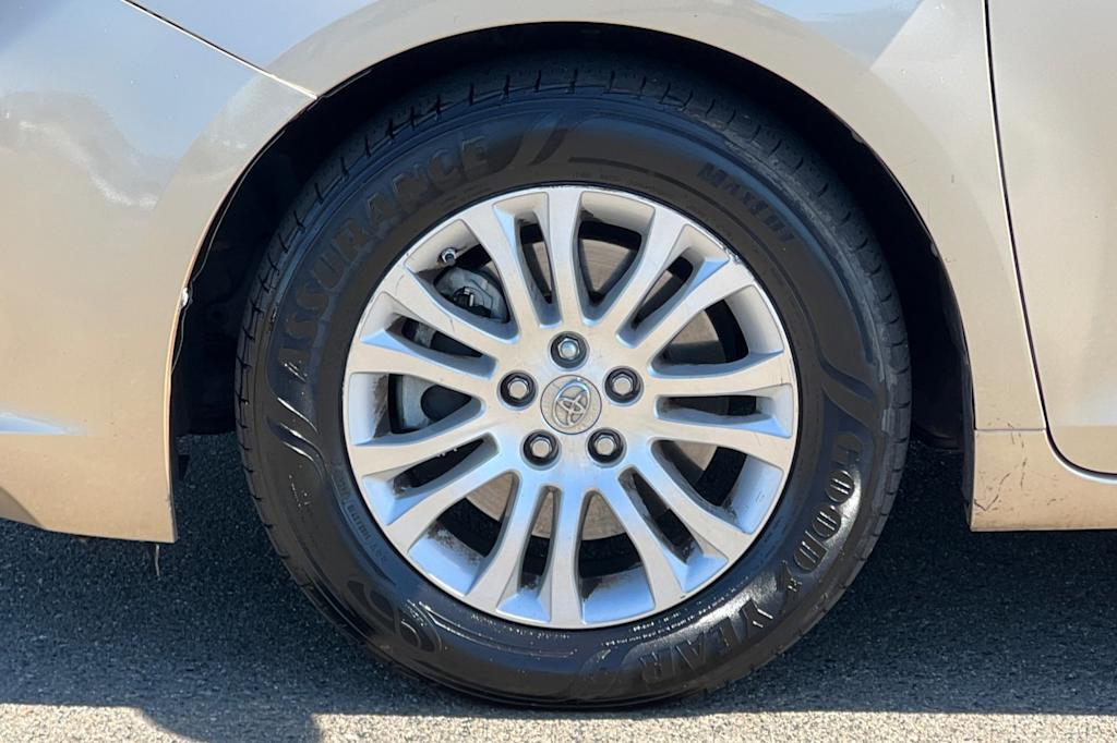 Thumbnail: 2014 Toyota Sienna - 8