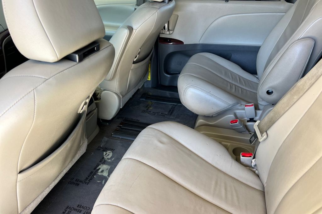 Thumbnail: 2014 Toyota Sienna - 11