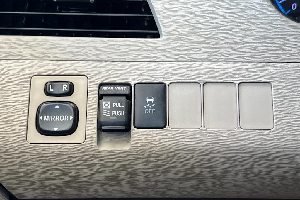 Thumbnail: 2014 Toyota Sienna - 32