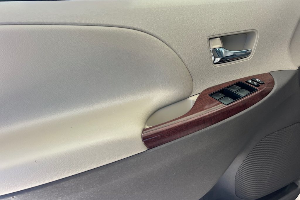 Thumbnail: 2014 Toyota Sienna - 20