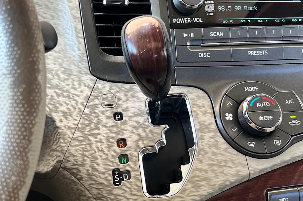 Thumbnail: 2014 Toyota Sienna - 27