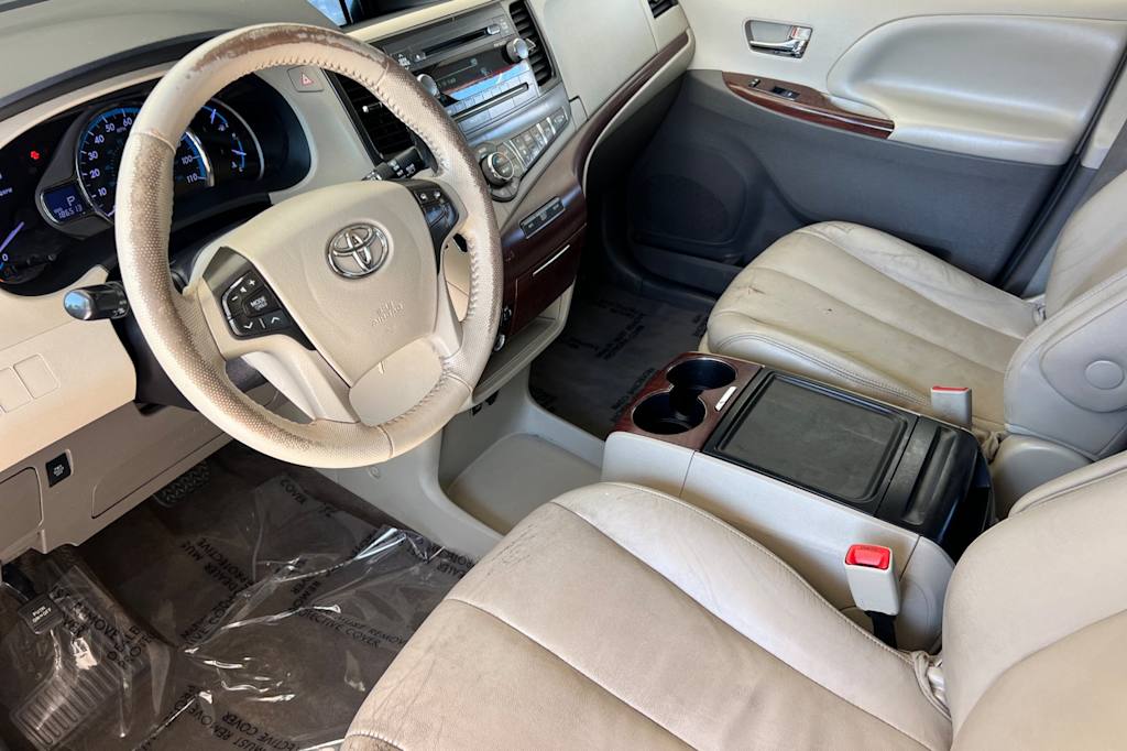 Thumbnail: 2014 Toyota Sienna - 9