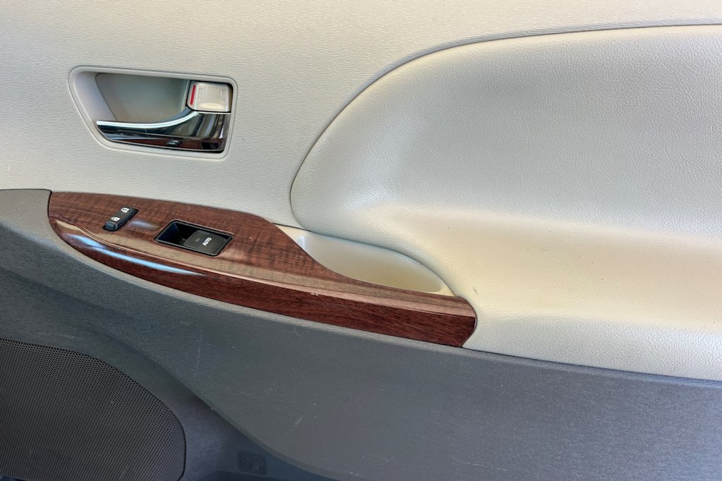 Thumbnail: 2014 Toyota Sienna - 24
