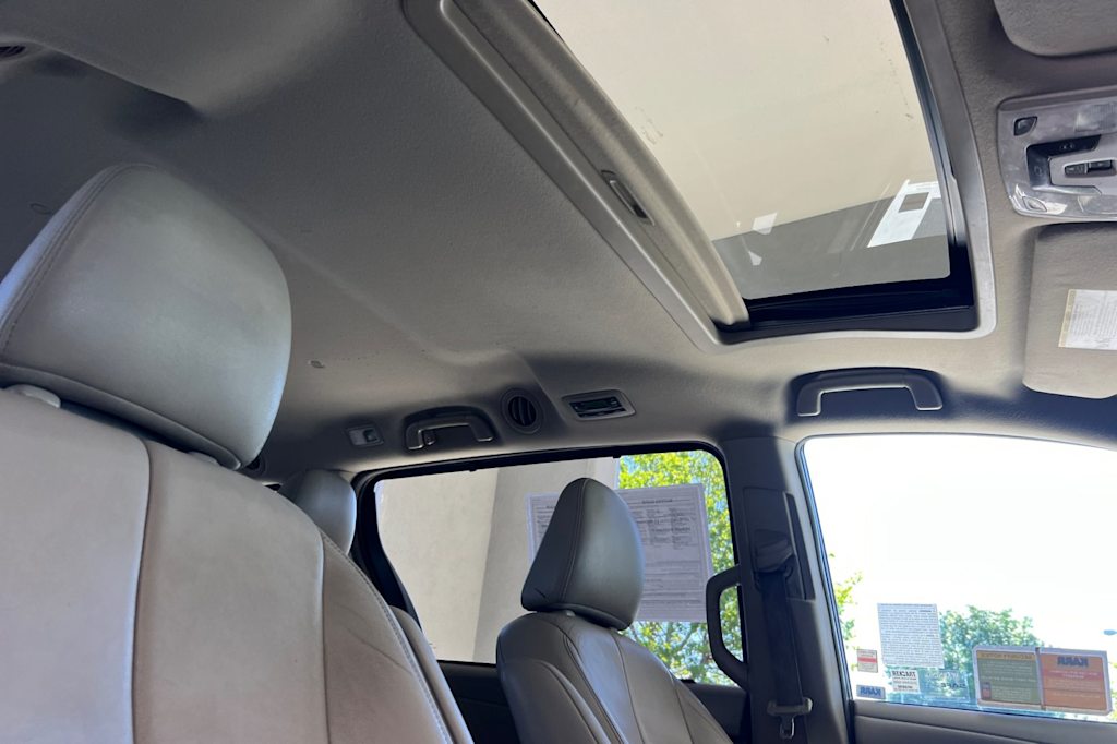Thumbnail: 2014 Toyota Sienna - 23
