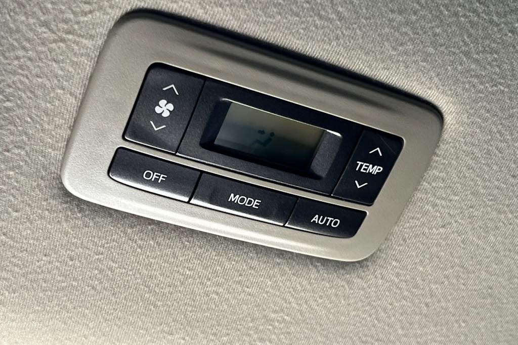 Thumbnail: 2014 Toyota Sienna - 15