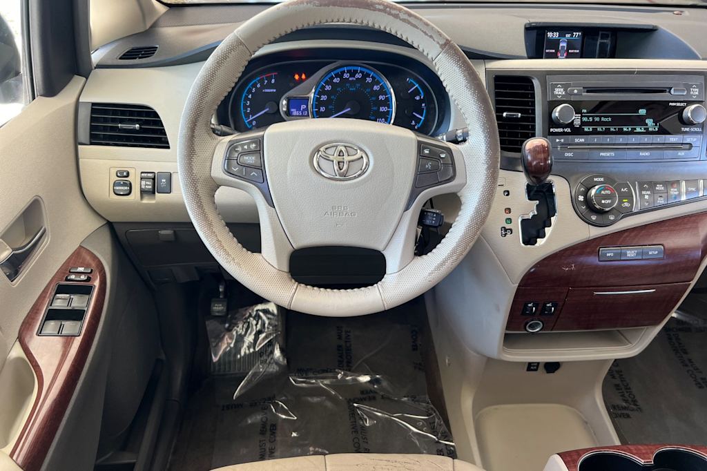 Thumbnail: 2014 Toyota Sienna - 12