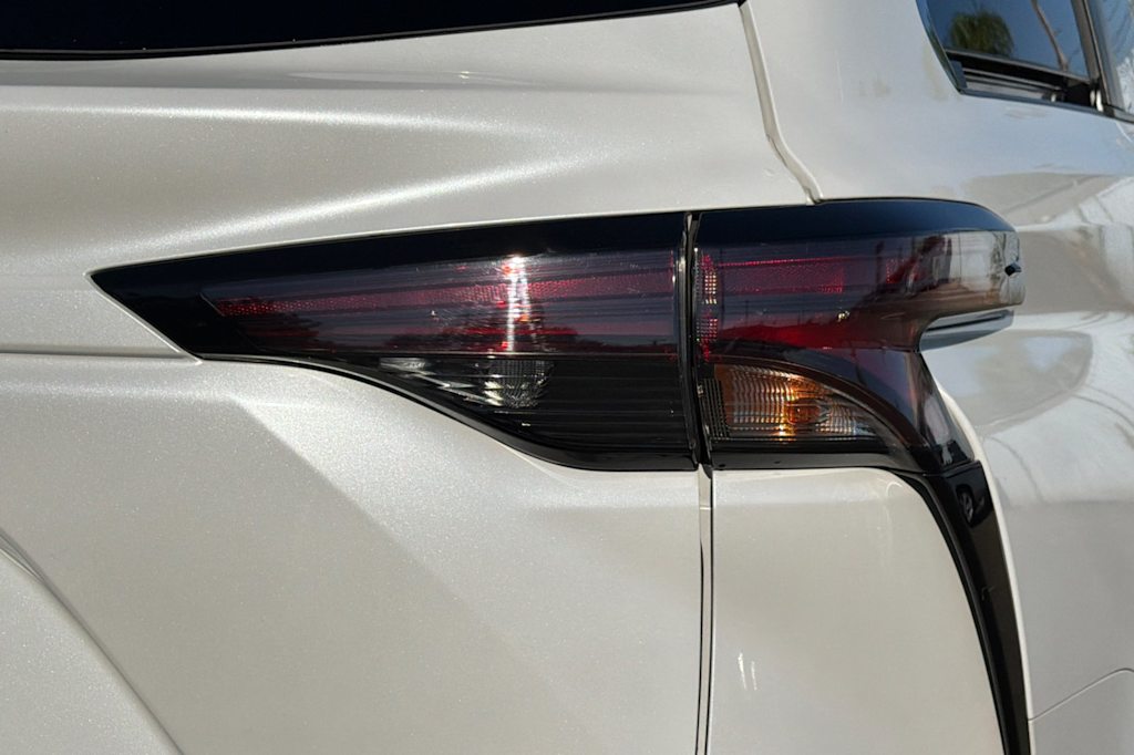 Thumbnail: 2023 Toyota Sienna - 22
