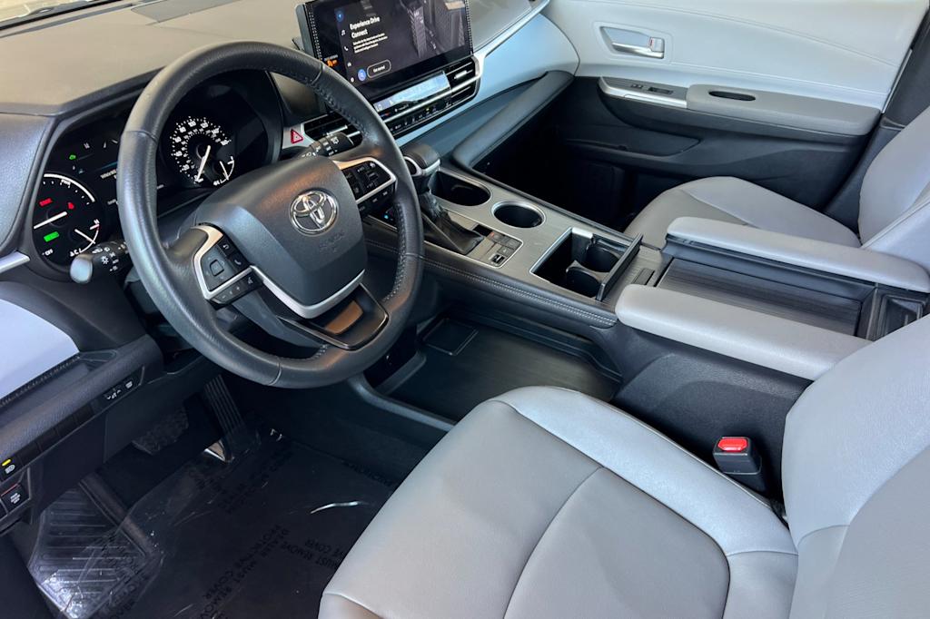 Thumbnail: 2025 Toyota Sienna - 9