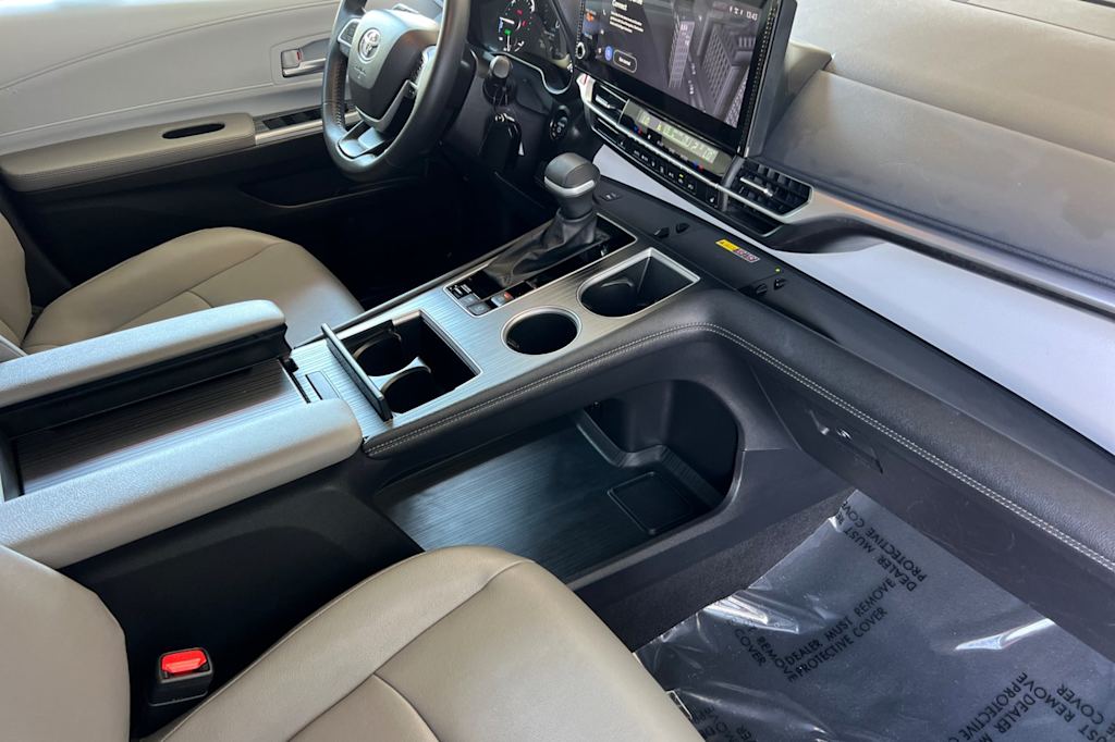 Thumbnail: 2025 Toyota Sienna - 12