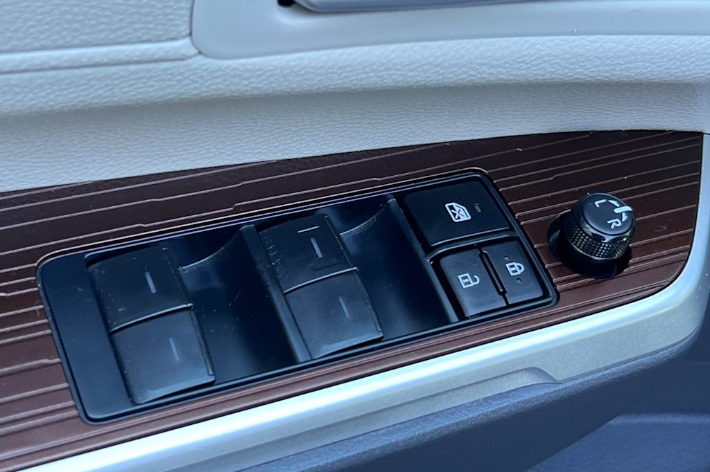 Thumbnail: 2023 Toyota Sienna - 21