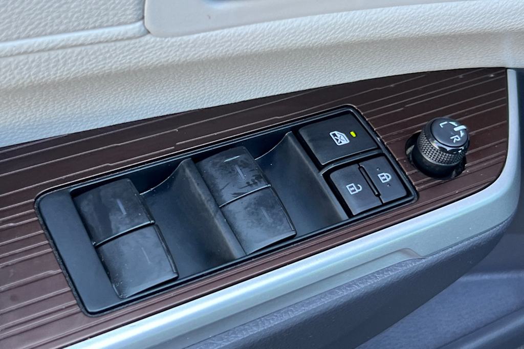 Thumbnail: 2023 Toyota Sienna - 22
