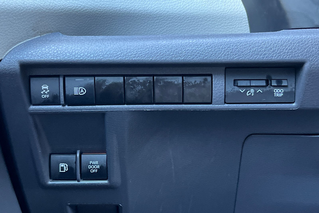 Thumbnail: 2023 Toyota Sienna - 32