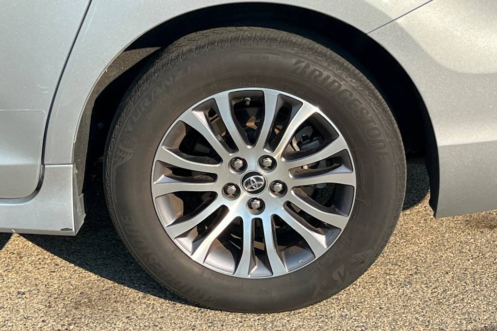 Thumbnail: 2019 Toyota Sienna - 26