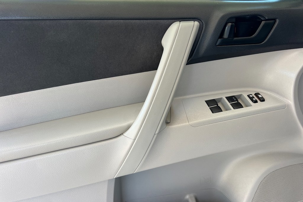 Thumbnail: 2013 Toyota Highlander - 21