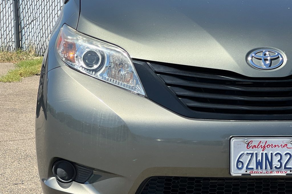 Thumbnail: 2013 Toyota Sienna - 18