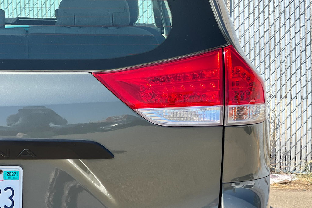 Thumbnail: 2013 Toyota Sienna - 22