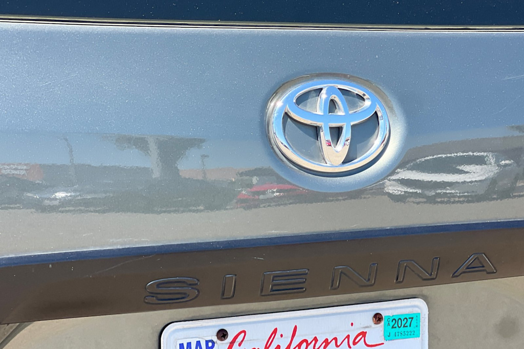 Thumbnail: 2013 Toyota Sienna - 25