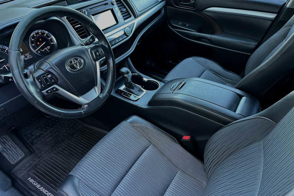 2015 Toyota Highlander LE 9