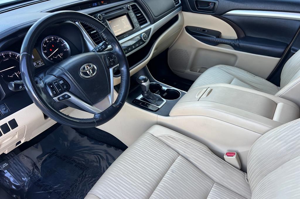 Thumbnail: 2014 Toyota Highlander - 9