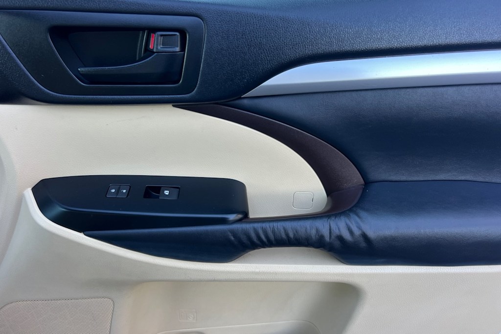 Thumbnail: 2014 Toyota Highlander - 25