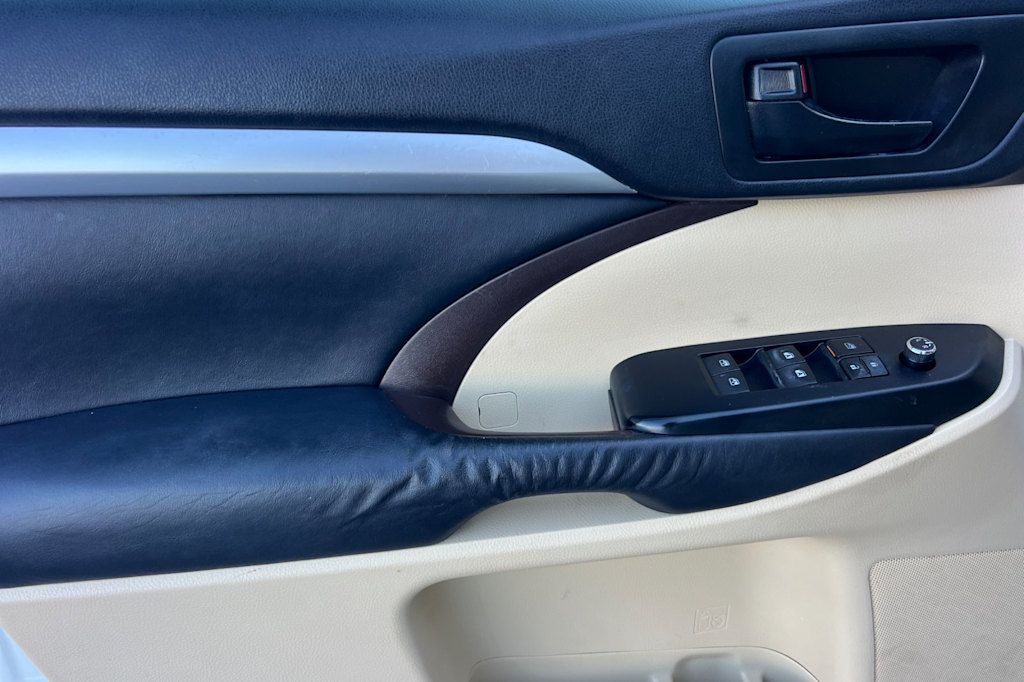 Thumbnail: 2014 Toyota Highlander - 21