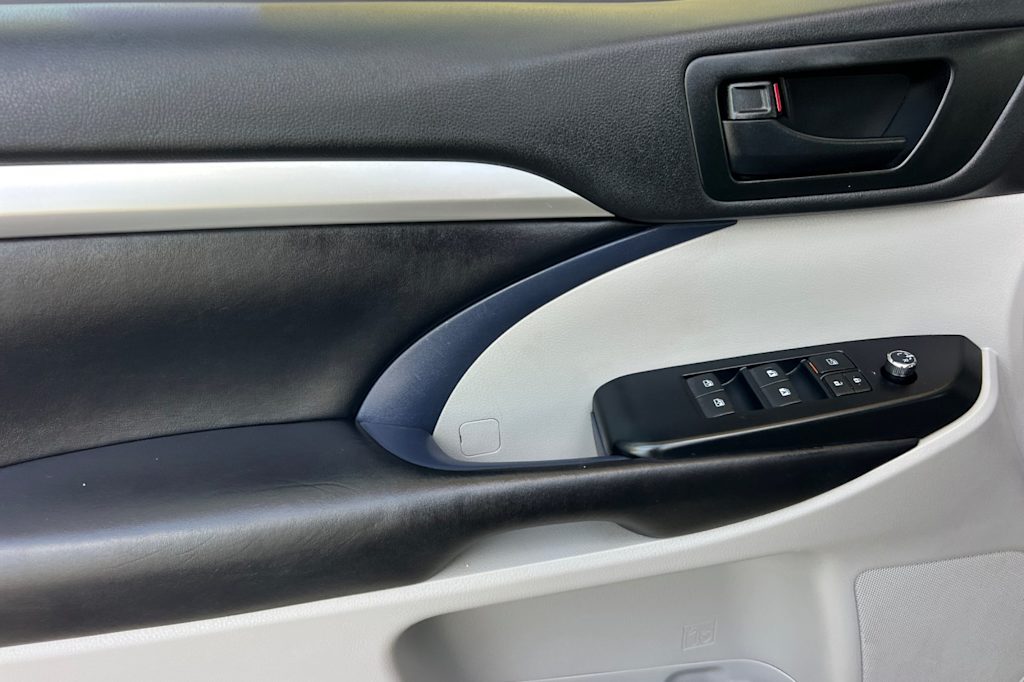 Thumbnail: 2019 Toyota Highlander - 20