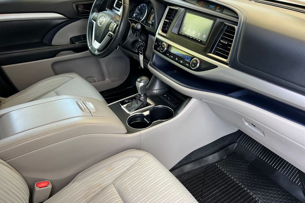 Thumbnail: 2019 Toyota Highlander - 12