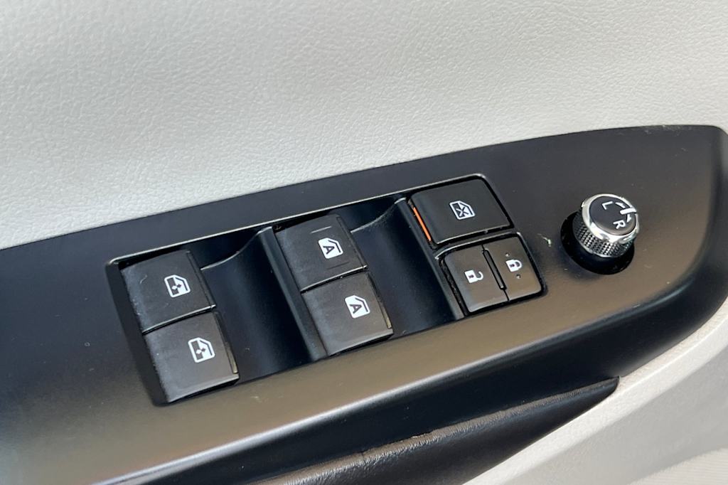 Thumbnail: 2019 Toyota Highlander - 21