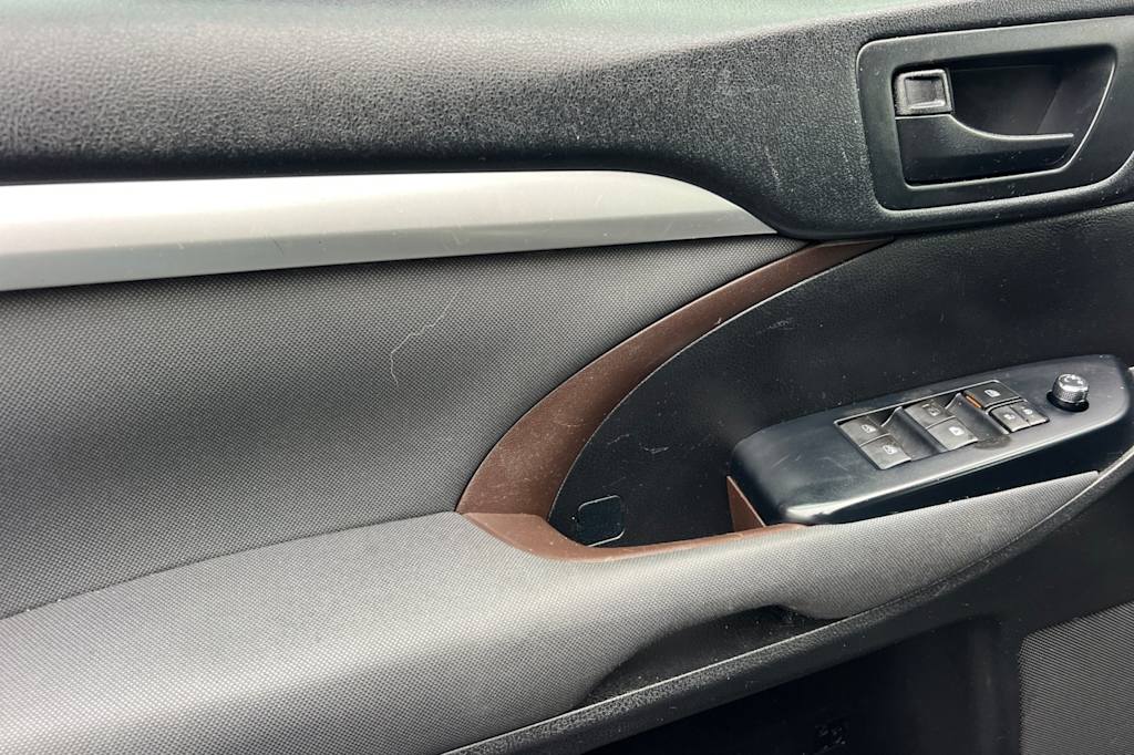 Thumbnail: 2019 Toyota Highlander - 18