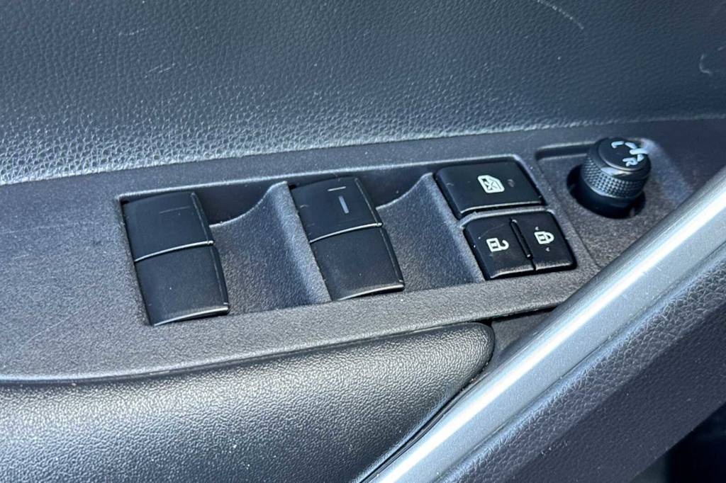 2024 Toyota Corolla Cross XLE 21
