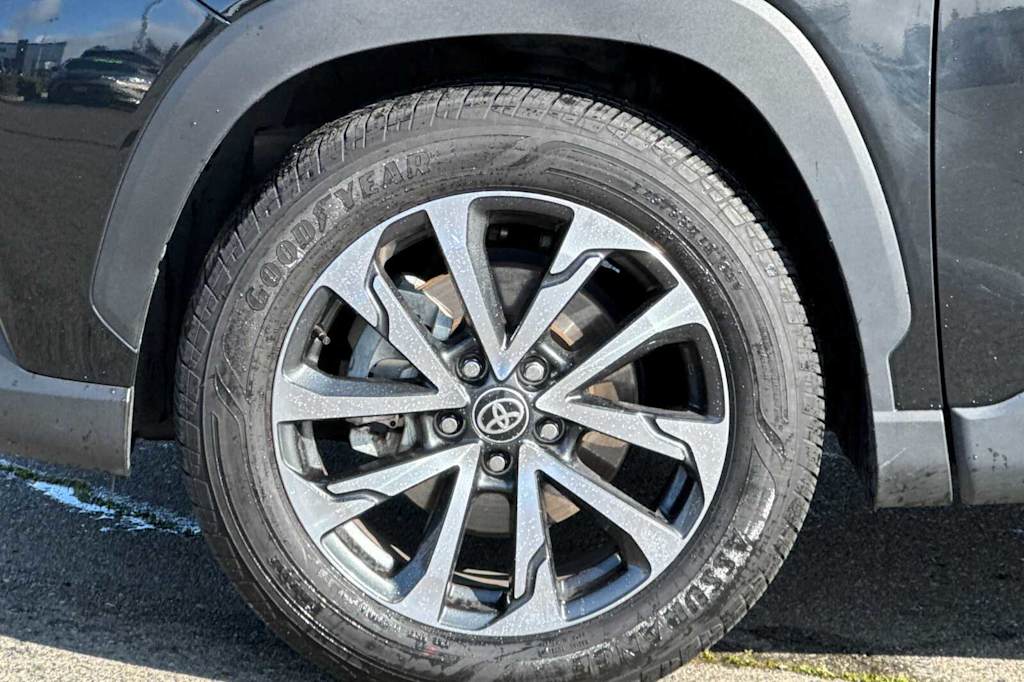 2024 Toyota Corolla Cross XLE 8