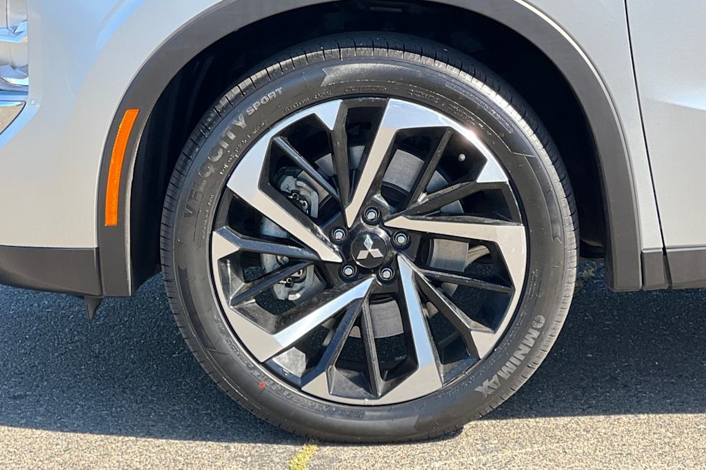Thumbnail: 2023 Mitsubishi Outlander - 7
