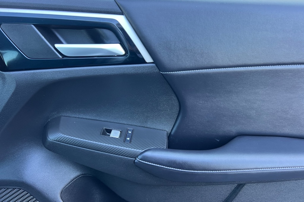 Thumbnail: 2023 Mitsubishi Outlander - 25