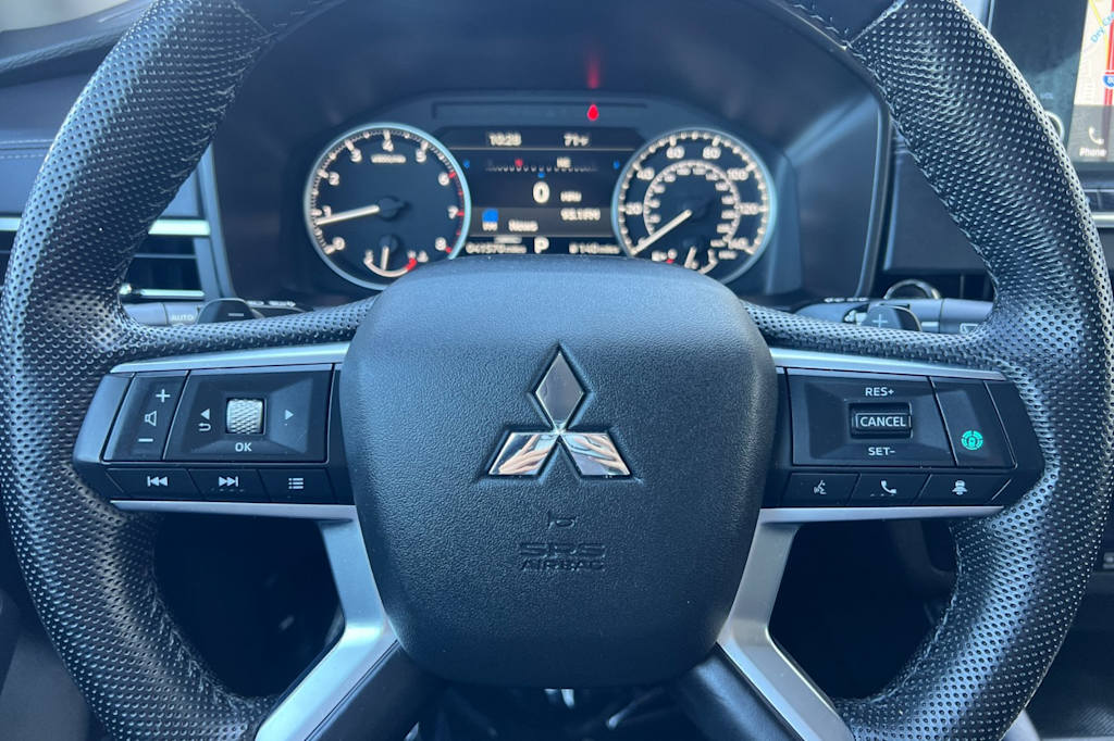 Thumbnail: 2023 Mitsubishi Outlander - 30