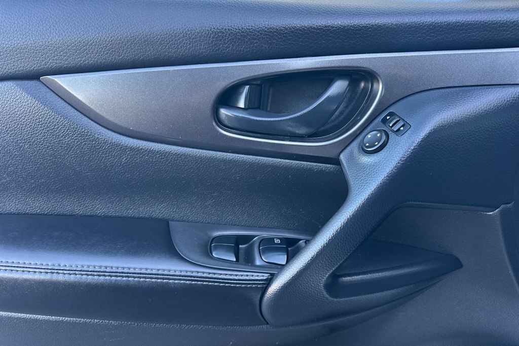 Thumbnail: 2021 Nissan Rogue Sport - 21