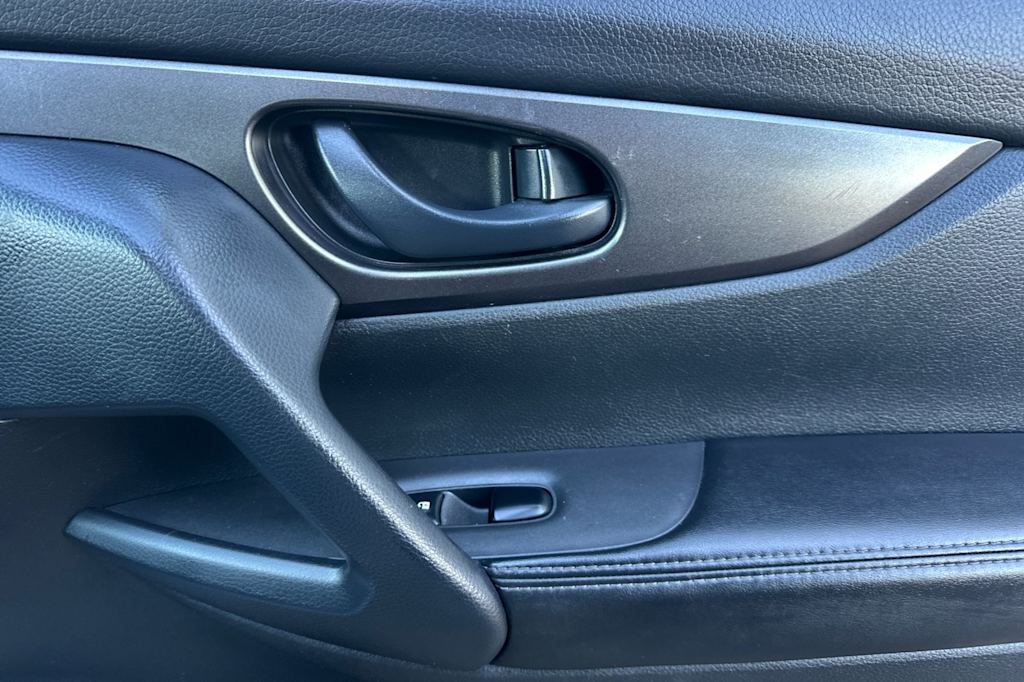 Thumbnail: 2021 Nissan Rogue Sport - 25