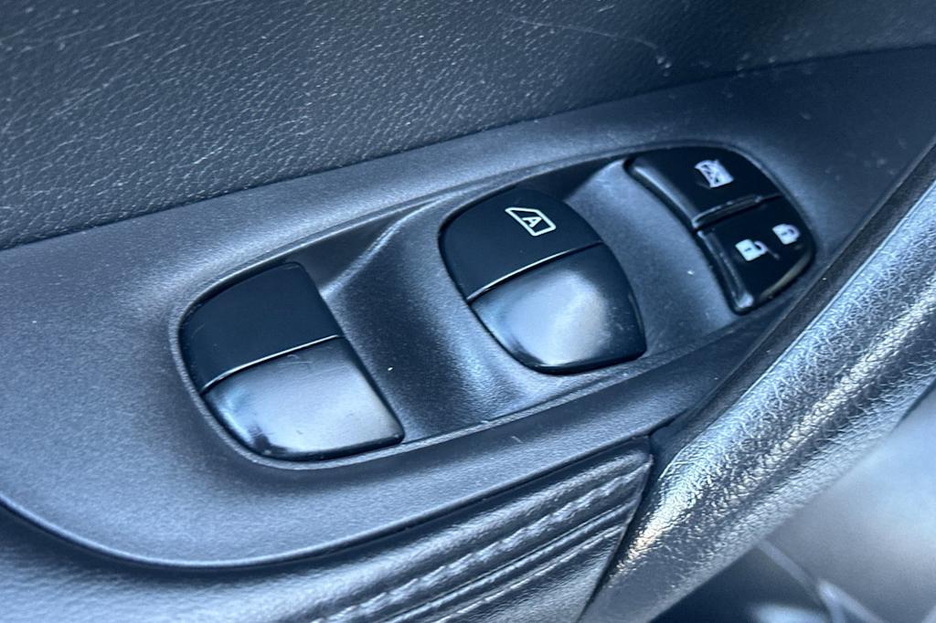 Thumbnail: 2021 Nissan Rogue Sport - 22