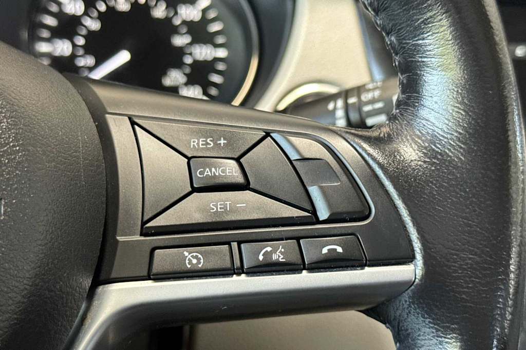 Thumbnail: 2017 Nissan Rogue Sport - 32