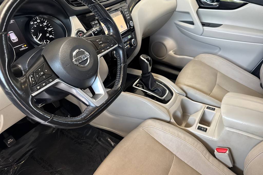 Thumbnail: 2017 Nissan Rogue Sport - 9
