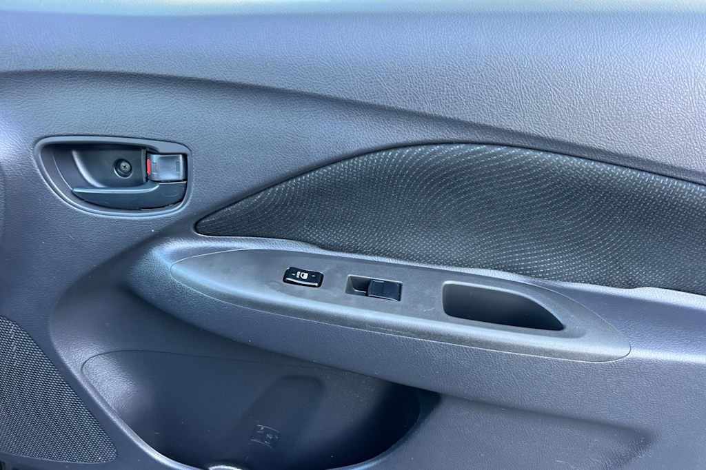 Thumbnail: 2012 Toyota Yaris - 22