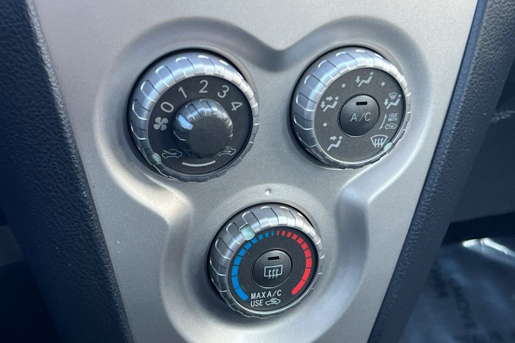 Thumbnail: 2012 Toyota Yaris - 24