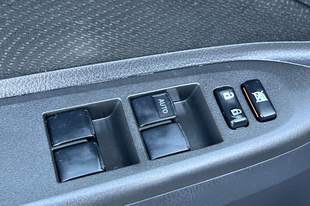 Thumbnail: 2012 Toyota Yaris - 20