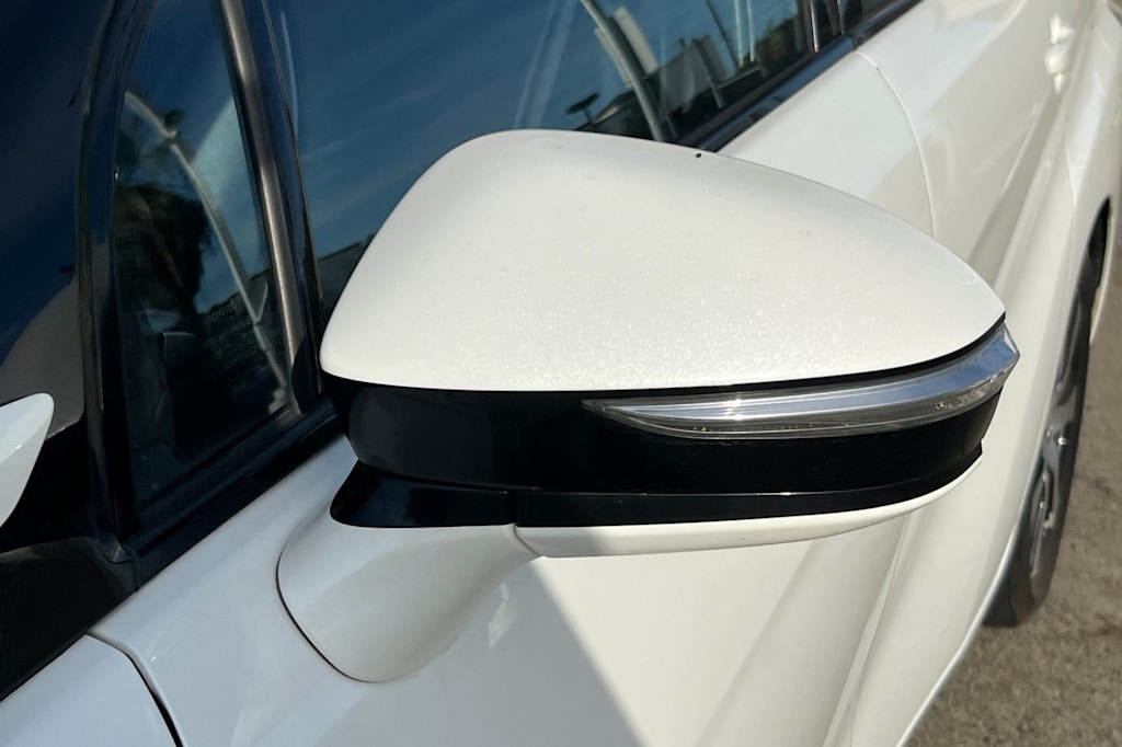 Thumbnail: 2017 Toyota Mirai - 15